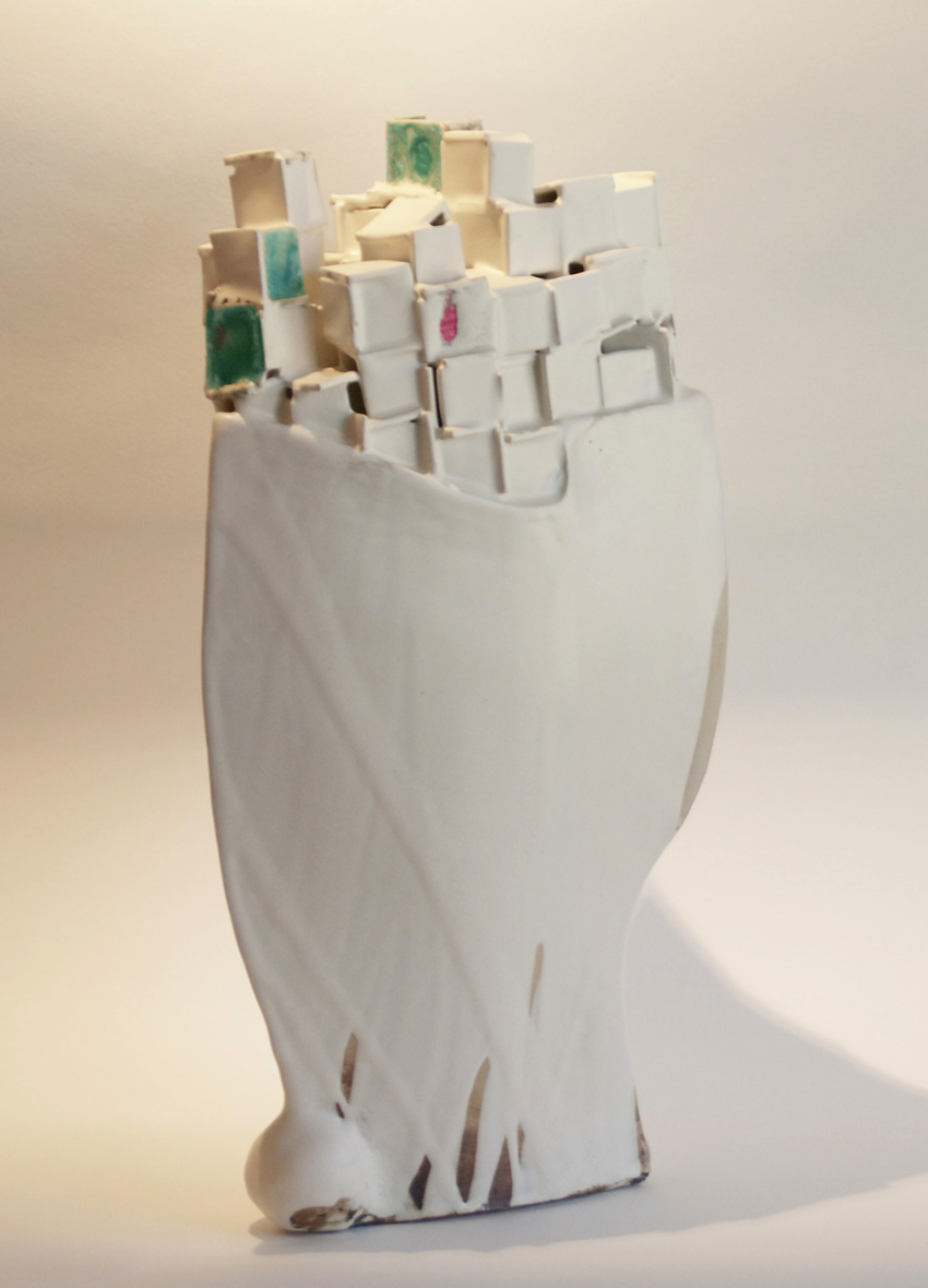 lOsT @ sEA — sculptuur met wit mat glazuur en gekleurde accenten