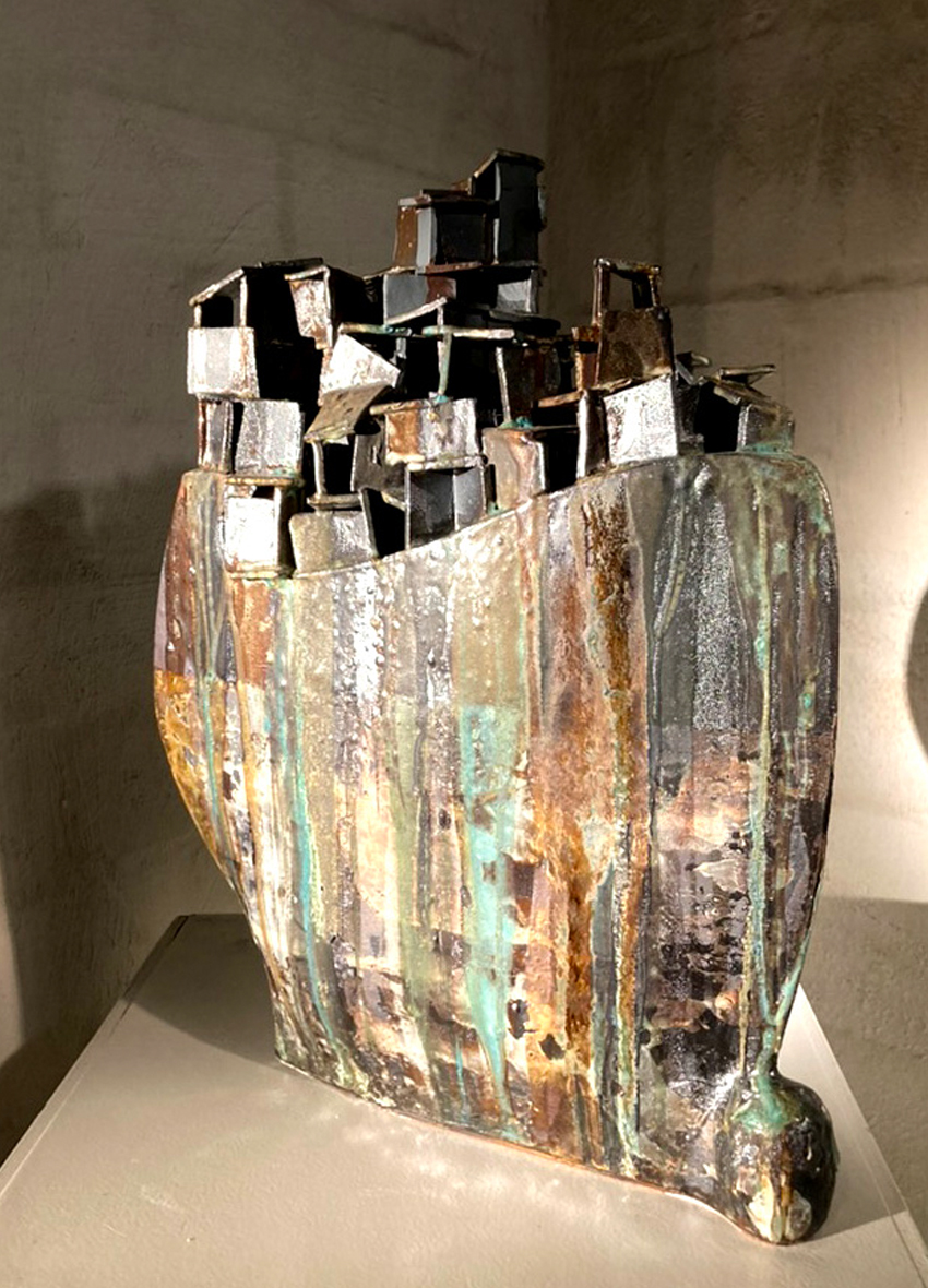 lOsT @ sEA — sculptuur met geaderd glazuur en huisjes bovenaan