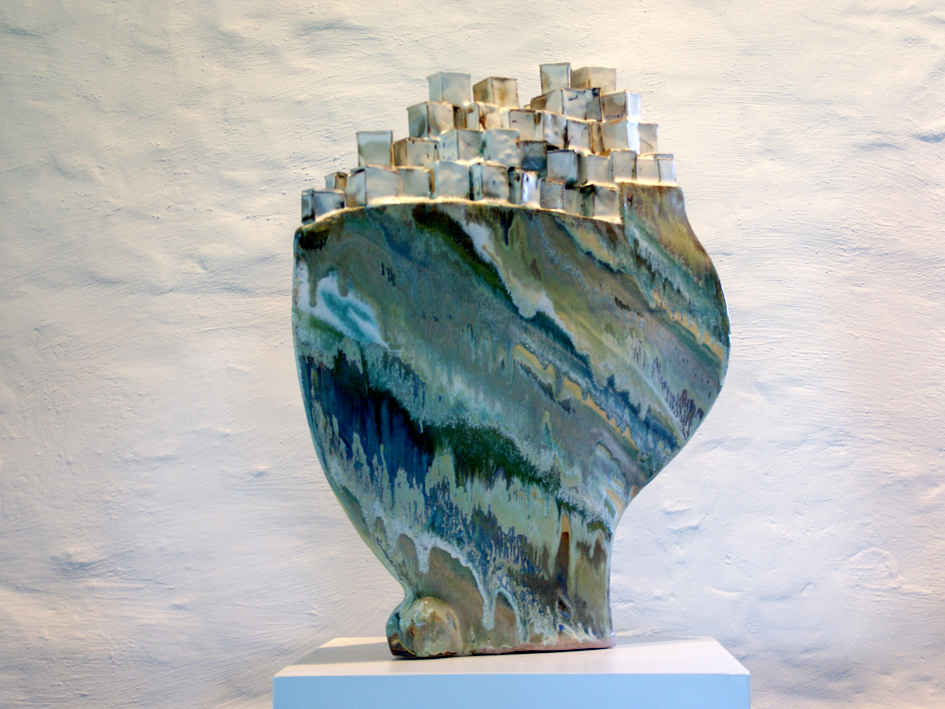 lOsT @ sEA — sculptuur met groen geaderd glazuur tegen een witte muur