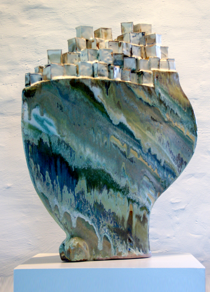 lOsT @ sEA — sculptuur met blauwgroen geaderd glazuur op een sokkel