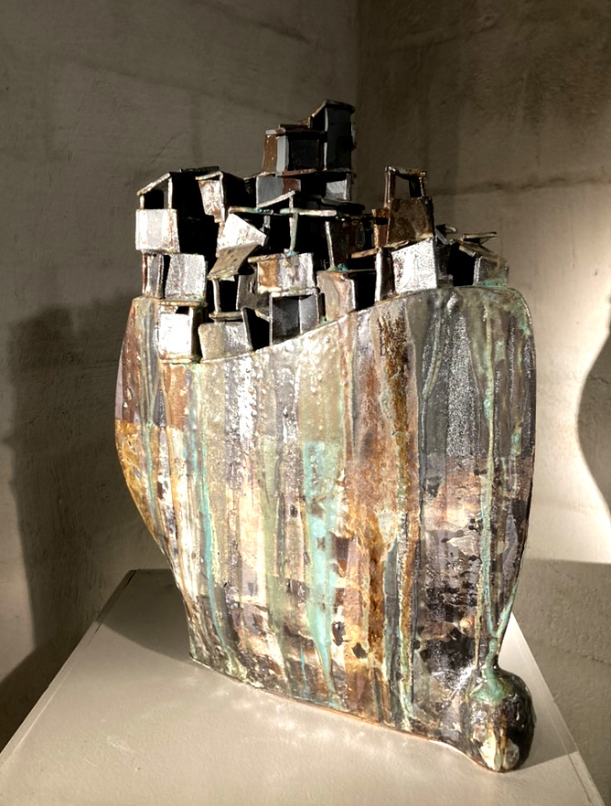 lOsT @ sEA — sculptuur met bruin-oker glazuur in zacht licht