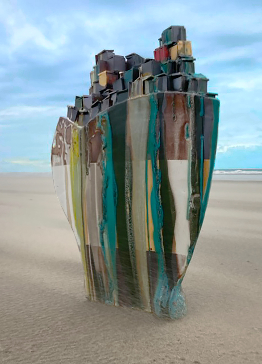 lOsT @ sEA — sculptuur op het strand met containers bovenaan